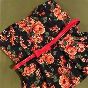 🎉 5 for $25 🎉 Floral tube top with belt